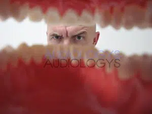 Le bouchon d'oreille sur mesure dentiste préserve la voix